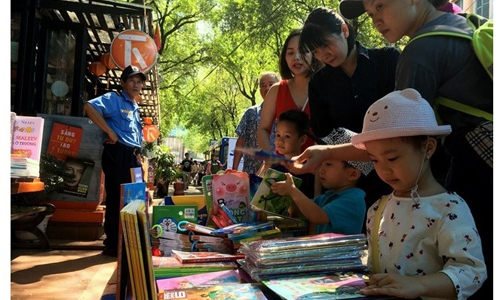 Visitors will get a discount of 20-30% on European literature books and receive special gifts. (Photo: VOV)
