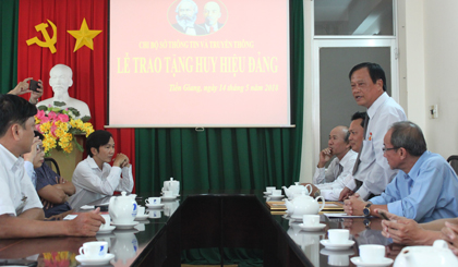 Đồng chí Nguyễn Đức Lập phát biểu tại lễ trao tặng Huy hiệu Đảng