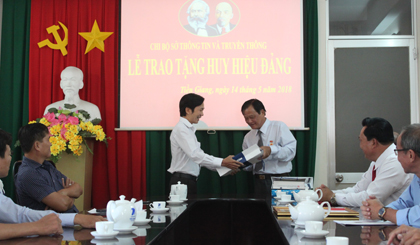 Đồng chí Nguyễn Trọng Tấn, Phó Tổng Biên tập Báo Ấp Bắc tặng quà chúc mừng đồng chí Nguyễn Đức Lập