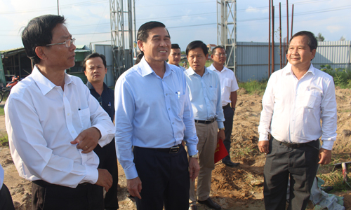 Chủ tịch UBND tỉnh Lê Văn Hưởng kiểm tra tiến độ tại Dự án Nhà ở xã hội Khu công nghiệp Tân Hương.