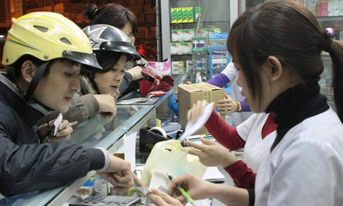 Mua-bán thuốc chữa bệnh tại một cửa hàng trên đường Giải Phóng, Hà Nội. (Ảnh: Dương Ngọc/TTXVN)