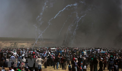 Xung đột giữa người biểu tình Palestines và binh sỹ Israel tại khu vực biên giới dải Gaza và Israel ngày 14-5. Nguồn: THX/TTXVN
