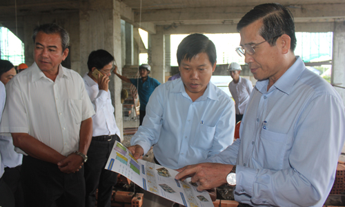 Chairman of the PPC Le Van Huong inspects the construction progress of the My Tho city trade-service project. Photo: MINH THANH