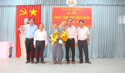 Trao tặng Huy hiệu 55 tuổi đảng cho đồng chí Trần Thanh Hải, phường 5, TP. Mỹ Tho