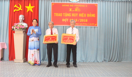 Trao tặng Huy hiệu 60 năm tuổi Đảng cho 2 đồng chí Trần Văn Mai và Trần Văn Muối