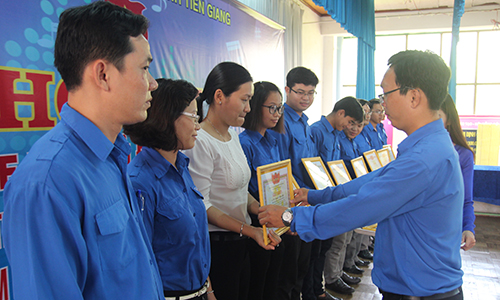 Bí thư Đoàn Khối Nguyễn Xuân Phúc trao bằng khen cho các cá nhân tiên tiến làm theo lời Bác.