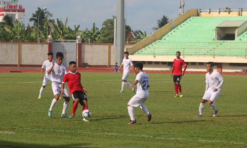 Tiền Giang (áo đỏ) đã có trận đấu khá khó khăn trước An Giang.