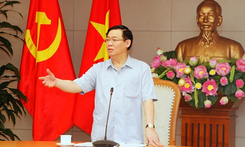 Deputy PM Vuong Dinh Hue speaks at the meeting. (Photo: VGP)