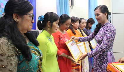 Đồng chí Nguyễn Thị Kim Phượng, Chủ tịch Hội LHPN tỉnh trao bằng khen cho các tập thể