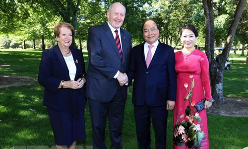 Governor General of Australia Peter Cosgrove (second from left) and Prime Minister Nguyen Xuan Phuc (third from left) in Australia (Source: VNA)  
