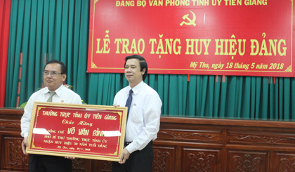 Đồng chí Nguyễn Văn Danh chúc mừng đồng chí Võ Văn Bình