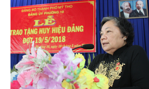 Đồng chí Trần Thị Kim Cúc phát biểu tại buổi trao Huy hiệu