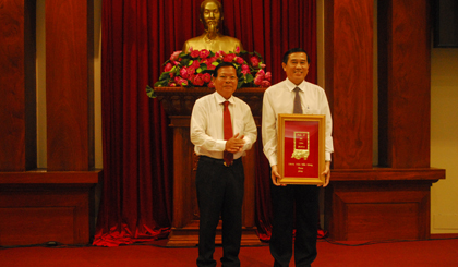 Tiến sĩ Lê Văn Hưởng, Chủ tịch UBND tỉnh vinh dự nhận khánh vàng của UBND tỉnh trao tặng.