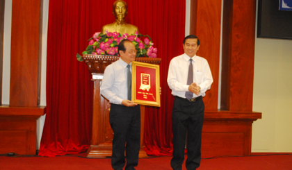 Tiến sĩ Trần Thanh Đức, Phó Chủ tịch UBND tỉnh vinh dự nhận khánh vàng của UBND tỉnh trao tặng.