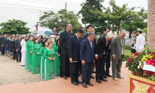 Delegates offer incense to President Ho Chi Minh at a memorial house dedicated to him in Sayaphoum village, Kaysone Phomvihane township of Laos. (Photo: VNA)