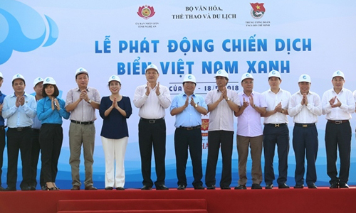 Delegates at the launch of the “Blue Vietnamese Sea” campaign in Cua Lo, Nghe An, on May 18, 2018.