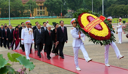 Lãnh đạo Đảng, Nhà nước và đại biểu Quốc hội đặt vòng hoa và vào Lăng viếng Chủ tịch Hồ Chí Minh. Ảnh: Dương Giang/TTXVN