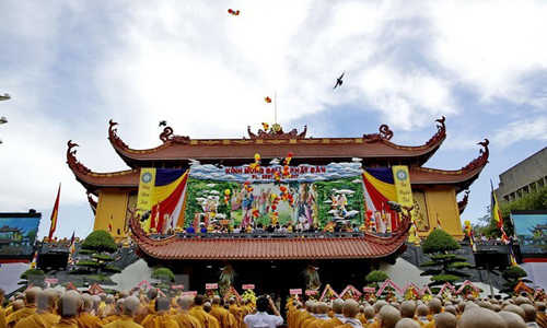 Doves are released at a ceremony to mark Lord Buddha's birthday (Photo: VNA)
