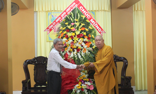 Đồng chí Trần Long Thôn trao lẳng hoa chúc mừng Đại lễ Phật đản 2018