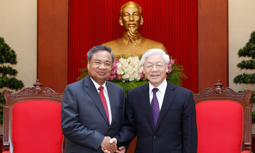 General Secretary of the Communist Party of Vietnam Central Committee Nguyen Phu Trong (R) receives Chairman of the Organisation Commission of the LPRP Central Committee Chansy Phosikham in Hanoi on May 22 (Photo: VNA)