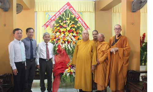Head of the Provincial People's Commission for Mass Mobilisation Tran Long Thon congratulates the Lord Buddha’s birthday. Photo: P.MAI