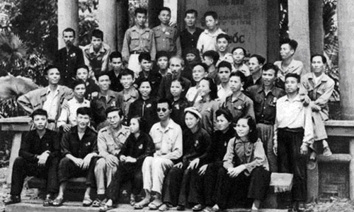 Bác Hồ với các đại biểu dự Đại hội Anh hùng, chiến sĩ thi đua và cán bộ gương mẫu toàn quốc  lần thứ Nhất tại Kim Bình, Chiêm Hóa, Tuyên Quang (tháng 5-1952). Ảnh: sưu tầm