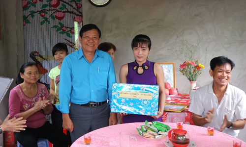 LĐLĐ tỉnh bàn giao Nhà mái ấm Công Đoàn cho gia đình chị Vấn.