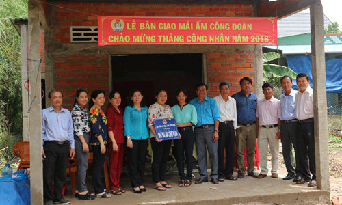 LĐLĐ tỉnh bàn giao Nhà mái ấm Công Đoàn cho gia đình chị Trang.