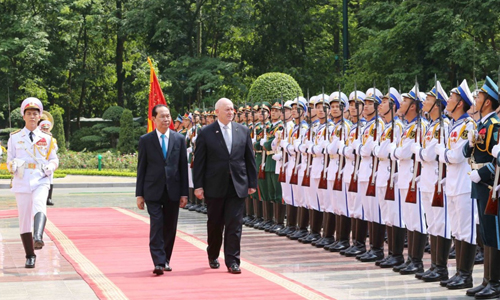 President Tran Dai Quang and  Governor-General of Australia Peter Cosgrove review the guard of honour at the welcome ceremony (Source: VNA)