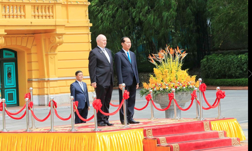  President Tran Dai Quang and  Governor-General of Australia Peter Cosgrove  at the welcome ceremony (Source: VNA)