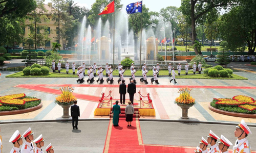 President Tran Dai Quang and  Governor-General of Australia Peter Cosgrove at the welcome ceremony (Source: VNA)