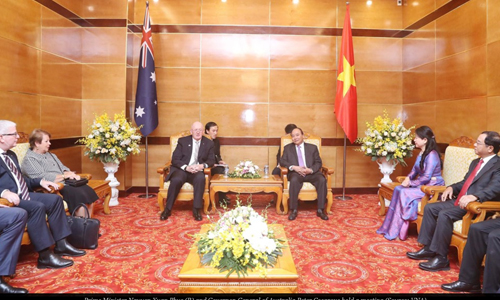   Prime Minister Nguyen Xuan Phuc (R) and Governor-General of Australia Peter Cosgrove hold a meeting (Source: VNA)
