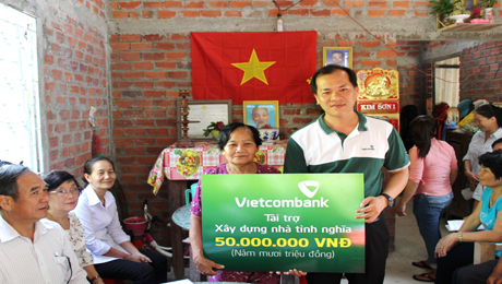 Anh Trần Đăng Khoa, Phó Chủ tịch Công đoàn cơ sở ngân hàng Vietcombank Tiền Giang trao bảng tượng trưng