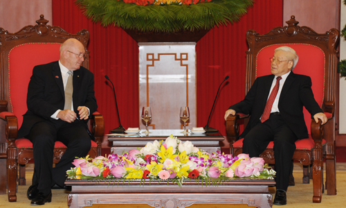 General Secretary Nguyen Phu Trong (right) and Australian Governor-General Peter Cosgrove. (Photo: NDO/Tran Hai)