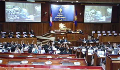 Các nghị sỹ dự phiên họp Quốc hội tại Phnom Penh ngày 20-2-2017. Nguồn: EPA/TTXVN