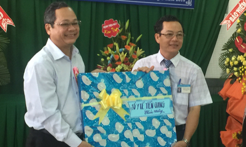     PGĐ Sở Y tế Nguyễn Thanh Linh tặng quà cho lãnh đạo Bệnh viện YHCT TG