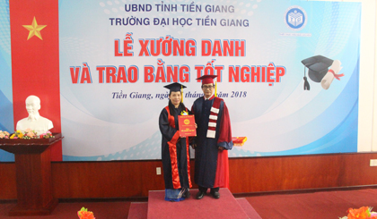 PGS.TS Võ Ngọc Hà trao bằng tốt nghiệp cho sinh viên.