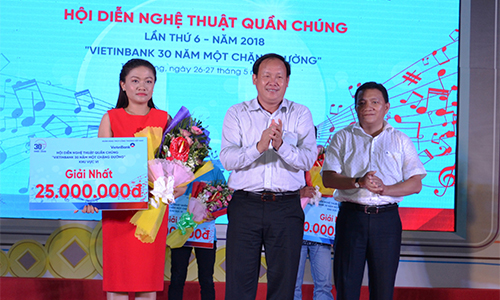 Đại diện VietinBank Tiền Giang (bìa trái) nhận giải Nhất tại hội thi