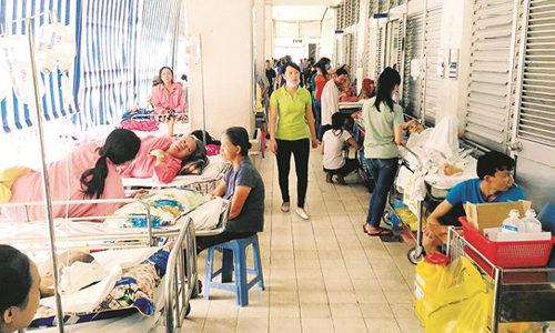 Bệnh nhân nằm điều trị bên ngoài hành lang một bệnh viện ở TP.Hồ Chí Minh. Ảnh: DIỄM KHANH