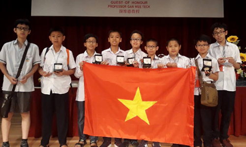  Đội tuyển Việt Nam nhận giải APMOPS 2018 tại Singapore.