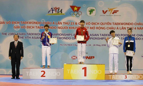 Truong Thi Kim Tuyen (middle) celebrates winning gold medal at the Asian Taekwondo Championships in HCM City on May 26 (Photo: VNA)