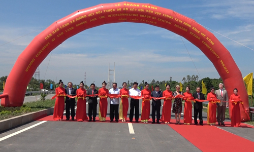 Central and local leaders cut the inauguration band of Cao Lanh Bridge. Picture: TAN THANH