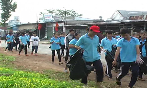 Students collect garbage on the 865 provincial road. Photo: thtg.vn