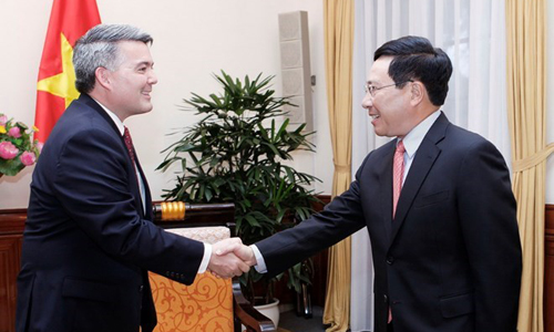 Deputy Prime Minister and Foreign Minister Pham Binh Minh (R) receives Senator Cory Gardner, Chairman of the Subcommittee on East Asia, the Pacific and International Cybersecurity Policy, on May 28.