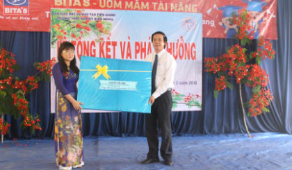 Đồng chí Nguyễn Văn Danh tặng quà lưu niệm cho trường. 