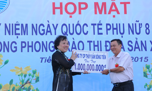 Bà Nguyễn Thị Ánh (bìa trái) trao Bảng tài trợ xây nhà tình thương cho  Đài Phát thanh - Truyền hình Tiền Giang. 