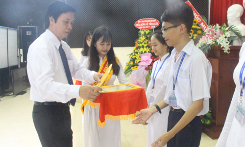 Đồng chí Nguyễn Văn Danh trao phần thưởng cho học sinh đạt thành tích xuất sắc của trường.