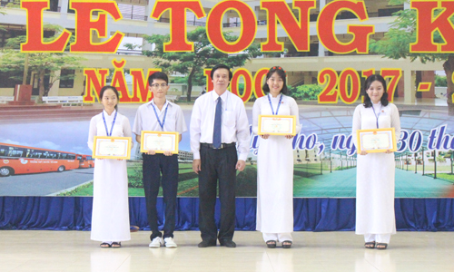 Đồng chí Nguyễn Văn Danh trao phần thưởng cho học sinh đạt thành tích xuất sắc của trường.