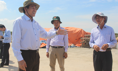 Chủ tịch UBND tỉnh Lê Văn Hưởng kiểm tra tiến độ Dự án Khu neo đậu tránh trú bão cho tàu cá cửa sông Soài Rạp kết hợp bến cá Vàm Láng.