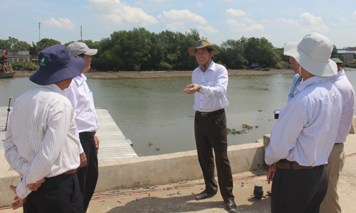 Chủ tịch UBND tỉnh Lê Văn Hưởng yêu cầu phải đầu tư hệ thống xử lý nước thải đối với Dự án Khu neo đậu tránh trú bão cho tàu cá cửa sông Soài Rạp kết hợp bến cá Vàm Láng.